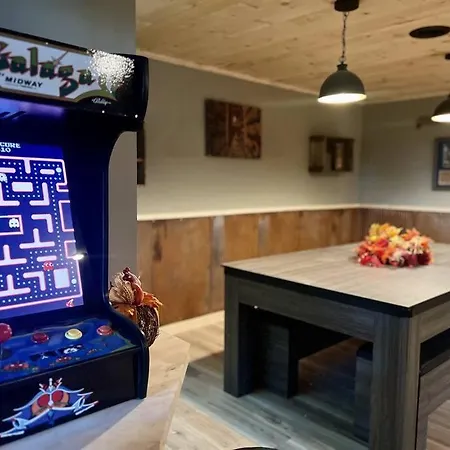 Villa Moonshine Manor-Pets Ok-W/D-Pool Table-Arcade-Hot Tub
